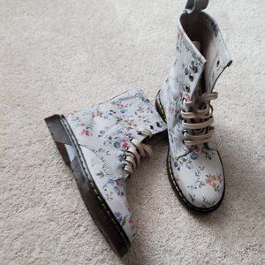 Floral lace-up boots